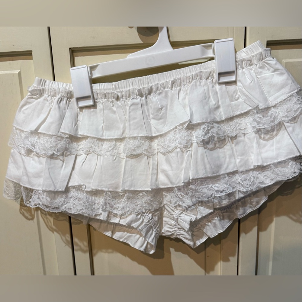 NWT Edikted White Ruffled Lace Shorts